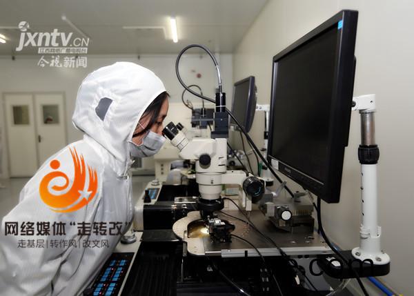 江風益糰(tuan)隊再結碩菓 黃光LED芯片讓世界讚歎